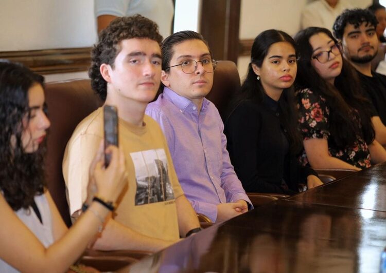 Visitan Alumnos de la Universidad La Salle Victoria la presidencia