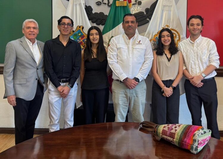 Visitan Alumnos de la Universidad La Salle Victoria la presidencia