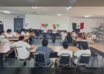 Visitan estudiantes museo permanente en biblioteca pública al Centro de NLD