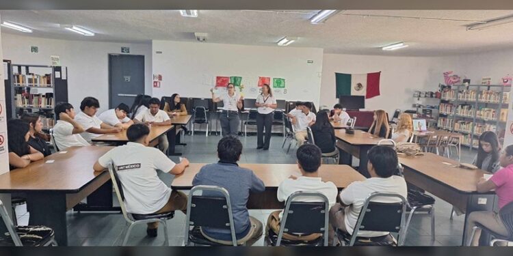 Visitan estudiantes museo permanente en biblioteca pública al Centro de NLD