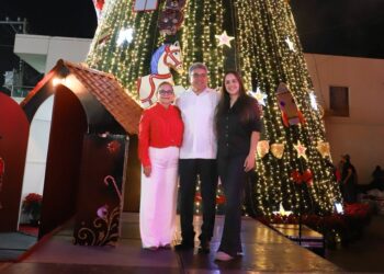 Encienden Pino Monumental en Altamira y dan inicio a las fiestas decembrinas