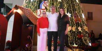 Encienden Pino Monumental en Altamira y dan inicio a las fiestas decembrinas