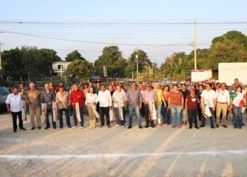 Arranca Armando Martínez histórica pavimentación en el ejido Vega de Esteros