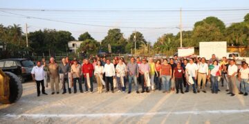 Arranca Armando Martínez histórica pavimentación en el ejido Vega de Esteros