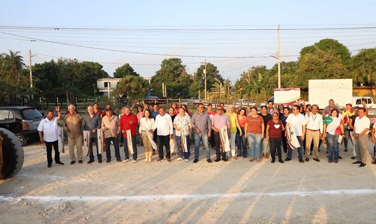 Arranca Armando Martínez histórica pavimentación en el ejido Vega de Esteros