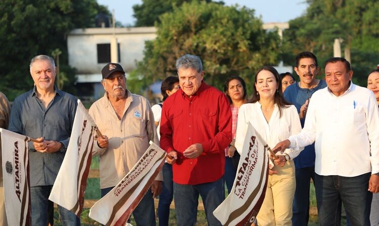 Arranca Armando Martínez histórica pavimentación en el ejido Vega de Esteros