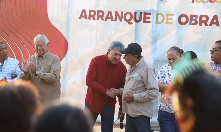 Arranca Armando Martínez histórica pavimentación en el ejido Vega de Esteros