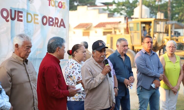 Arranca Armando Martínez histórica pavimentación en el ejido Vega de Esteros