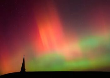 ¡Tormenta solar provoca auroras boreales en buena parte de EUA!