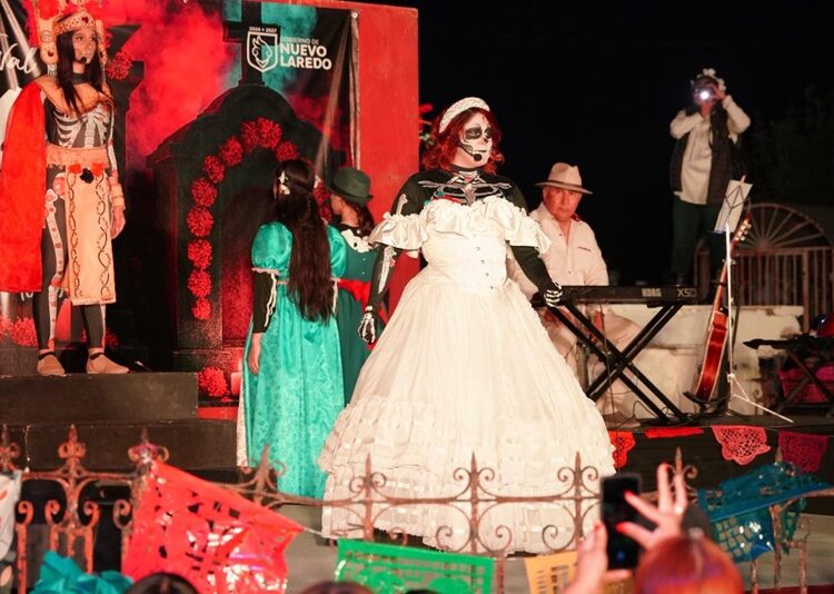 Color, música y tradición iluminaron los panteones municipales en el ‘Día de Muertos’