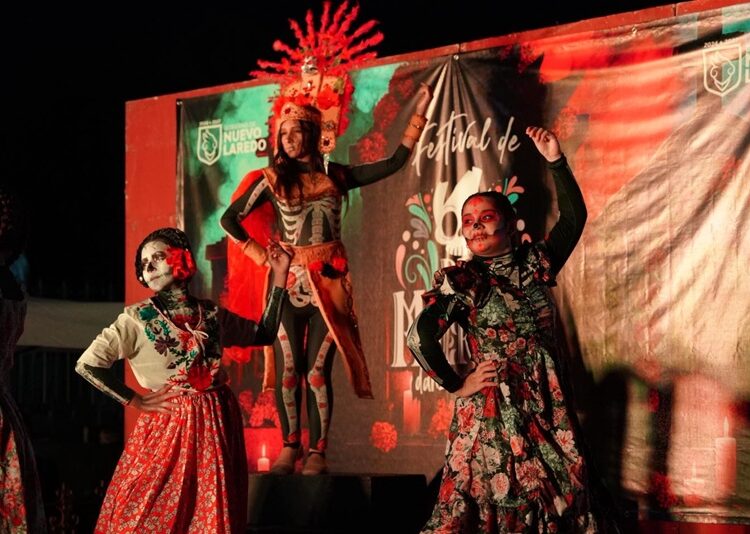 Color, música y tradición iluminaron los panteones municipales en el ‘Día de Muertos’