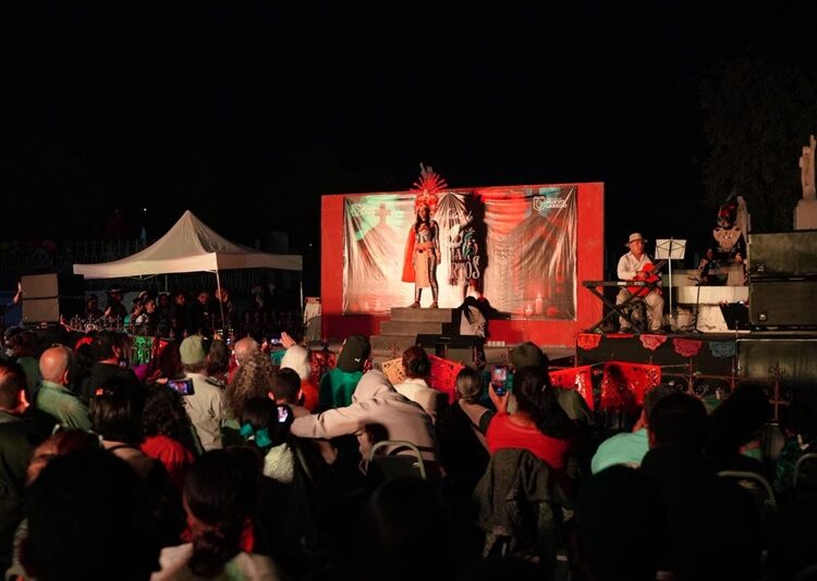 Color, música y tradición iluminaron los panteones municipales en el ‘Día de Muertos’