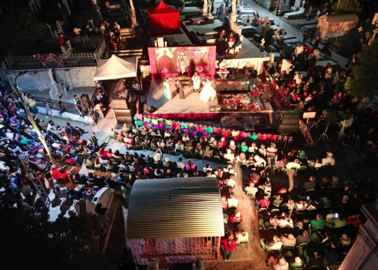 Color, música y tradición iluminaron los panteones municipales en el ‘Día de Muertos’