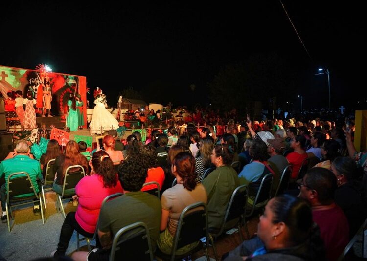 Color, música y tradición iluminaron los panteones municipales en el ‘Día de Muertos’