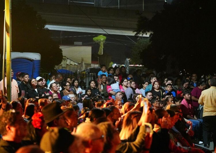 Color, música y tradición iluminaron los panteones municipales en el ‘Día de Muertos’