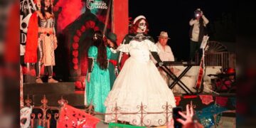 Color, música y tradición iluminaron los panteones municipales en el ‘Día de Muertos’