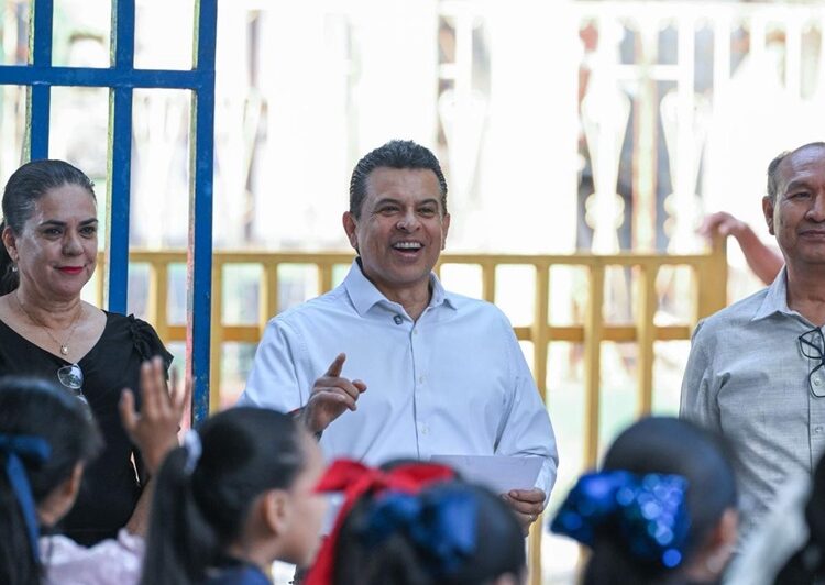 Con techumbre en escuela beneficia Lalo Gattás a estudiantes de la colonia Horacio Terán