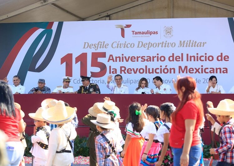 Desfilan miles de jóvenes en el 115 aniversario de la Revolución Mexicana