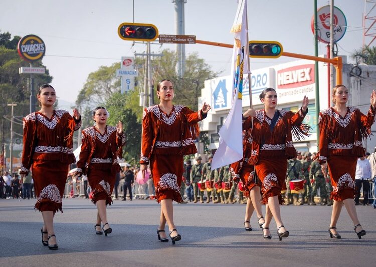 Desfilan miles de jóvenes en el 115 aniversario de la Revolución Mexicana