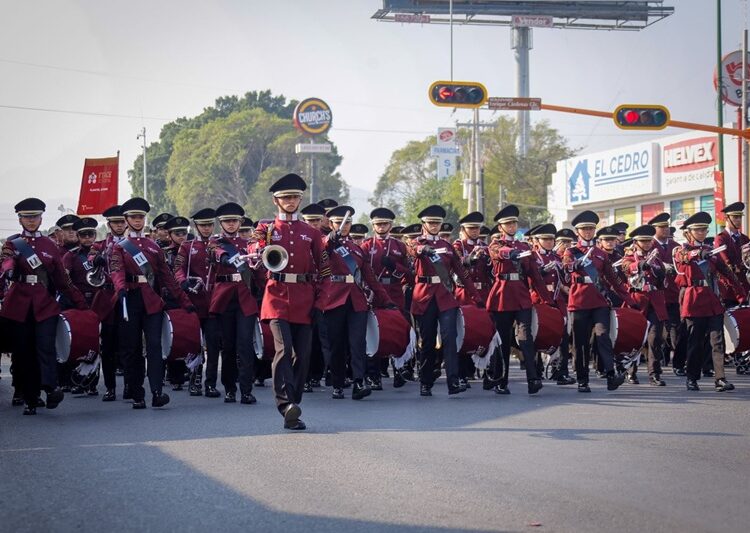 Desfilan miles de jóvenes en el 115 aniversario de la Revolución Mexicana