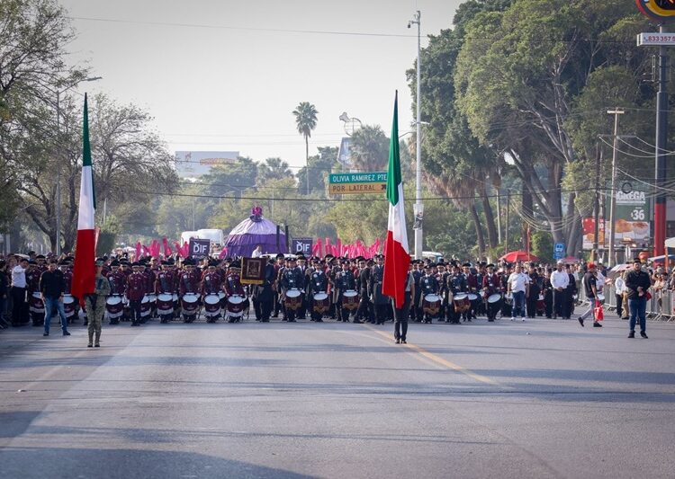 Desfilan miles de jóvenes en el 115 aniversario de la Revolución Mexicana