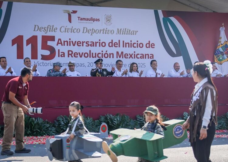 Desfilan miles de jóvenes en el 115 aniversario de la Revolución Mexicana