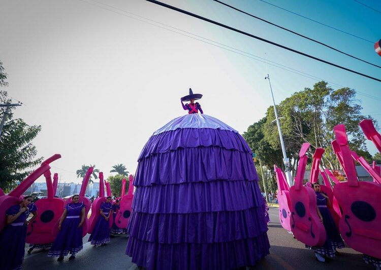 Desfilan miles de jóvenes en el 115 aniversario de la Revolución Mexicana