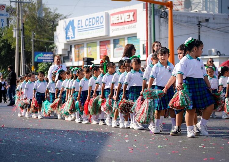 Desfilan miles de jóvenes en el 115 aniversario de la Revolución Mexicana