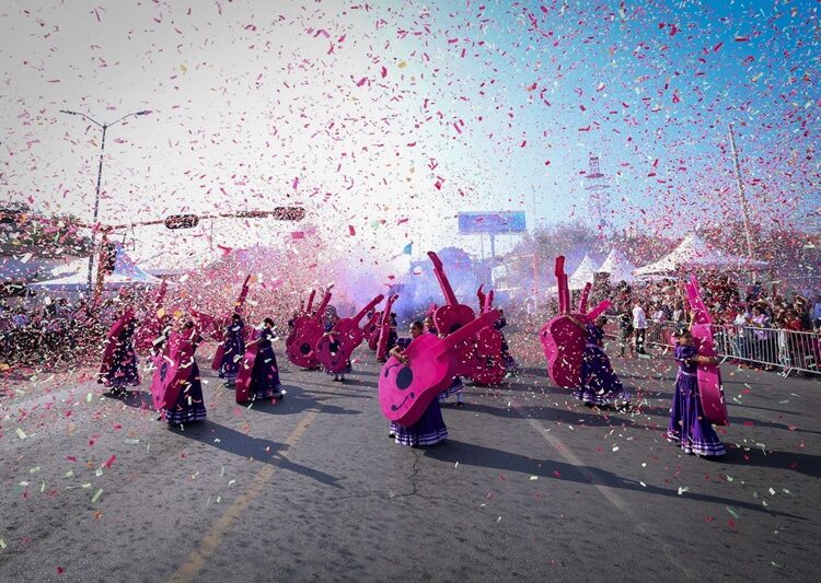 Desfilan miles de jóvenes en el 115 aniversario de la Revolución Mexicana
