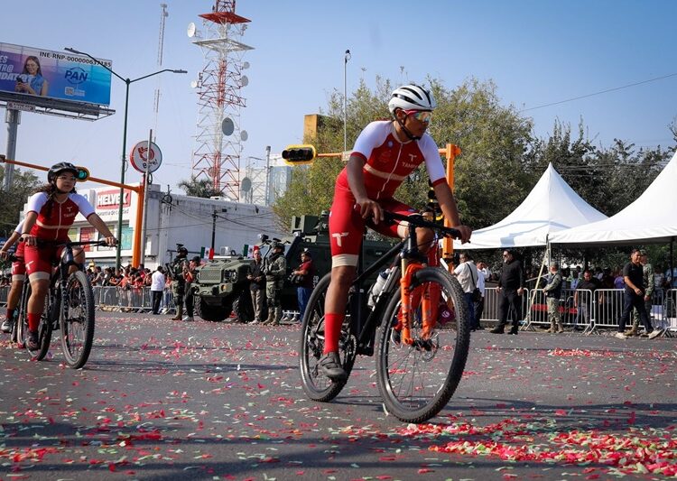 Desfilan miles de jóvenes en el 115 aniversario de la Revolución Mexicana