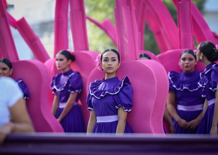 Desfilan miles de jóvenes en el 115 aniversario de la Revolución Mexicana
