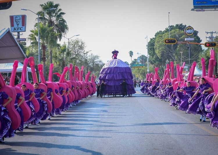 Desfilan miles de jóvenes en el 115 aniversario de la Revolución Mexicana