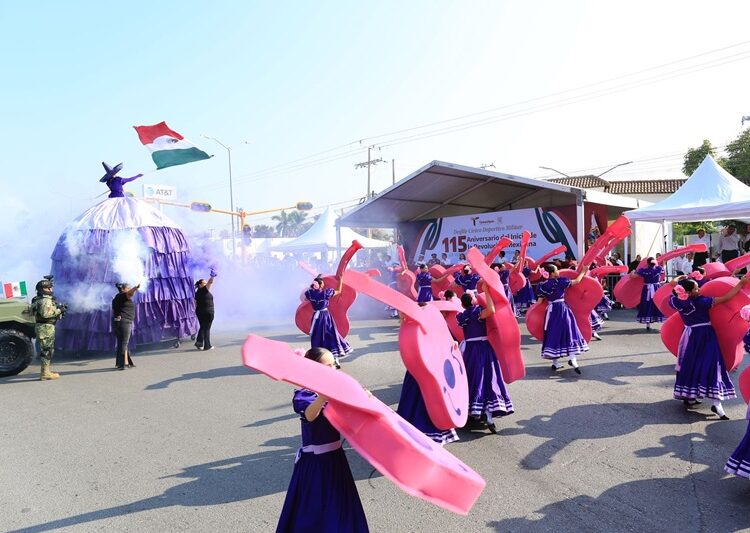 Desfilan miles de jóvenes en el 115 aniversario de la Revolución Mexicana