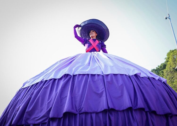 Desfilan miles de jóvenes en el 115 aniversario de la Revolución Mexicana