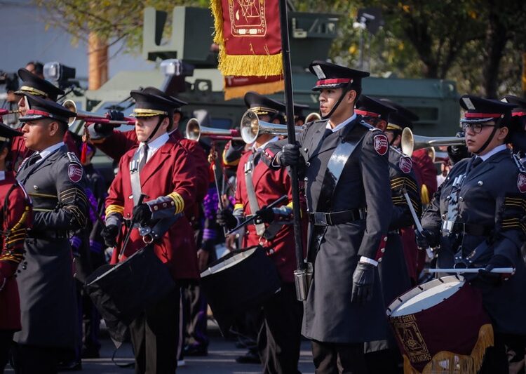 Desfilan miles de jóvenes en el 115 aniversario de la Revolución Mexicana