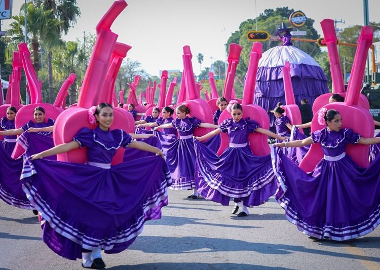 Desfilan miles de jóvenes en el 115 aniversario de la Revolución Mexicana