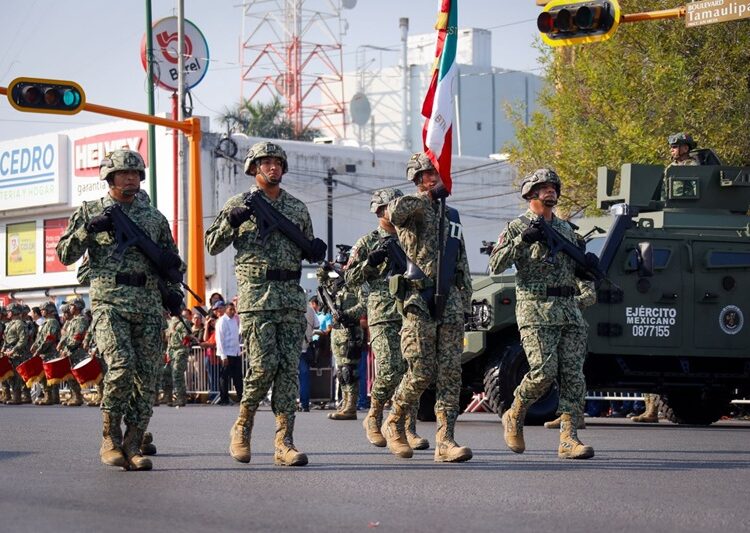 Desfilan miles de jóvenes en el 115 aniversario de la Revolución Mexicana