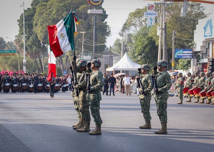 Desfilan miles de jóvenes en el 115 aniversario de la Revolución Mexicana