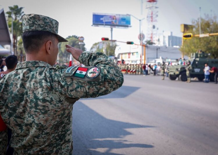 Desfilan miles de jóvenes en el 115 aniversario de la Revolución Mexicana