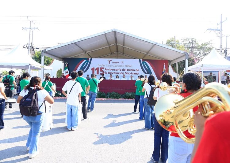 Desfilan miles de jóvenes en el 115 aniversario de la Revolución Mexicana