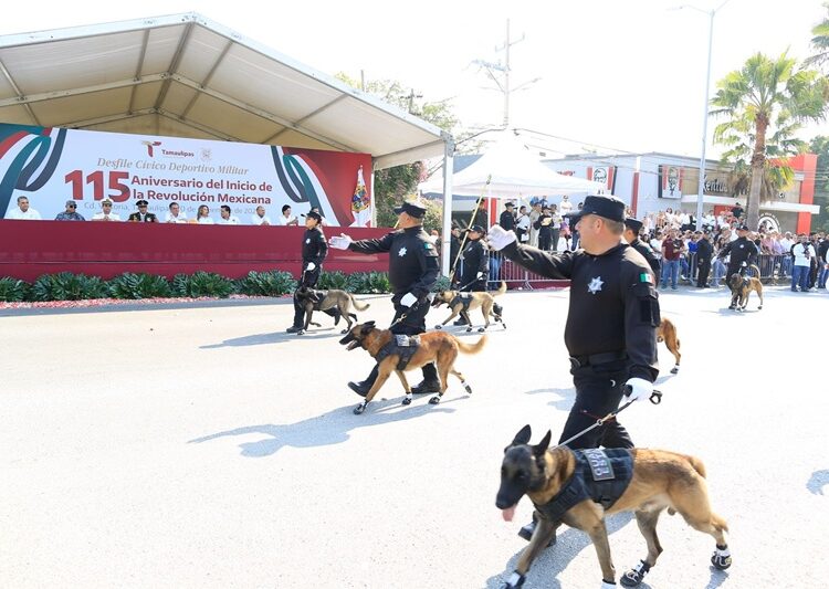 Desfilan miles de jóvenes en el 115 aniversario de la Revolución Mexicana