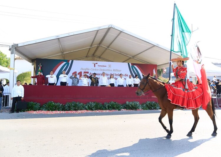 Desfilan miles de jóvenes en el 115 aniversario de la Revolución Mexicana
