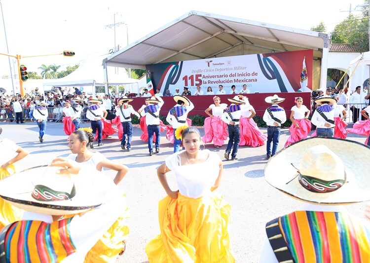 Desfilan miles de jóvenes en el 115 aniversario de la Revolución Mexicana