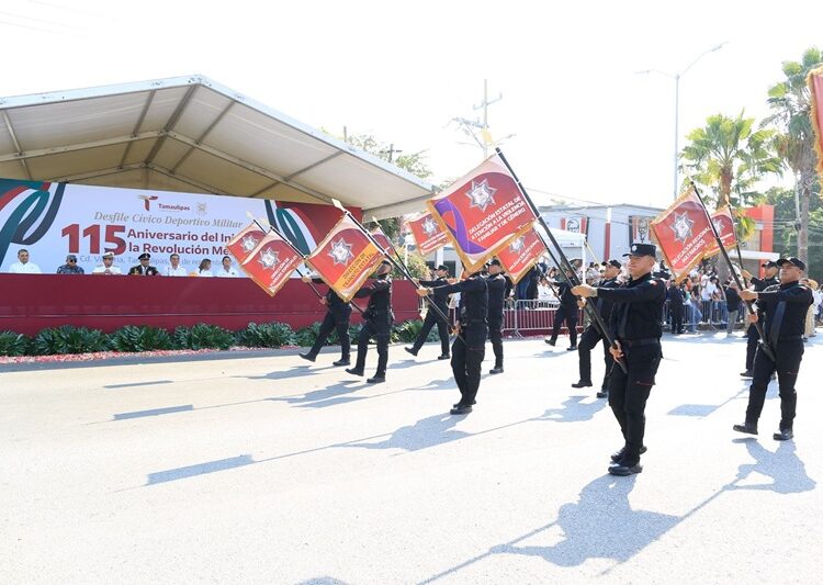 Desfilan miles de jóvenes en el 115 aniversario de la Revolución Mexicana