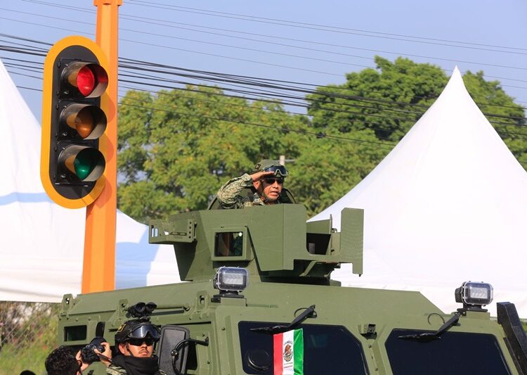 Desfilan miles de jóvenes en el 115 aniversario de la Revolución Mexicana