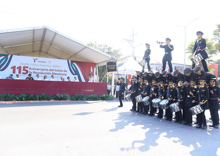 Desfilan miles de jóvenes en el 115 aniversario de la Revolución Mexicana