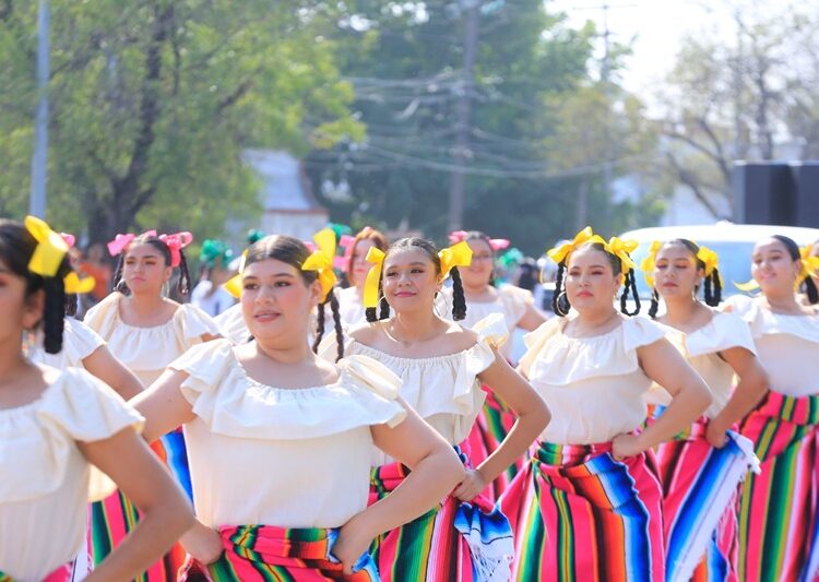 Desfilan miles de jóvenes en el 115 aniversario de la Revolución Mexicana