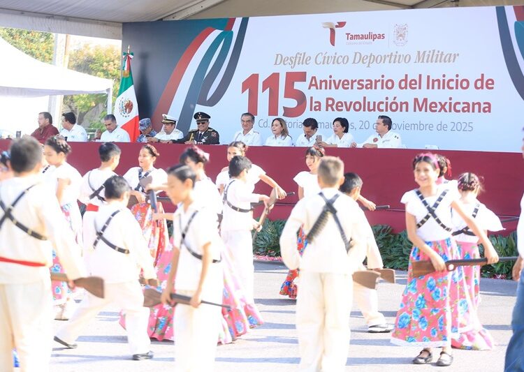 Desfilan miles de jóvenes en el 115 aniversario de la Revolución Mexicana