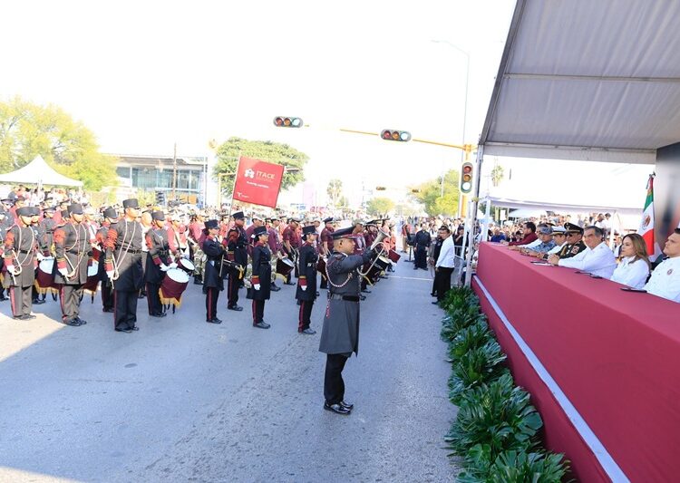 Desfilan miles de jóvenes en el 115 aniversario de la Revolución Mexicana