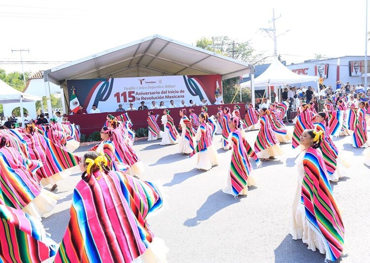 Desfilan miles de jóvenes en el 115 aniversario de la Revolución Mexicana